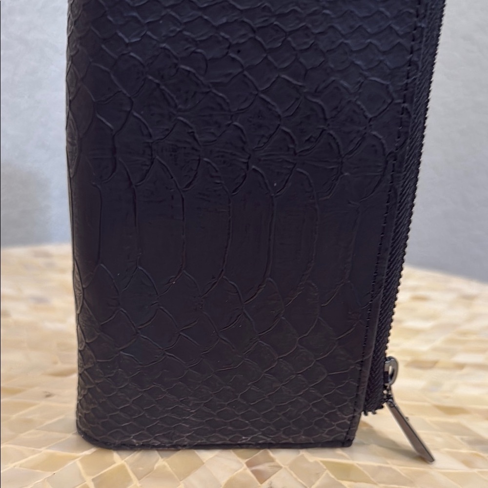 Black Aligator skin Textured Wallet with Zipper - Picture 2 of 8
